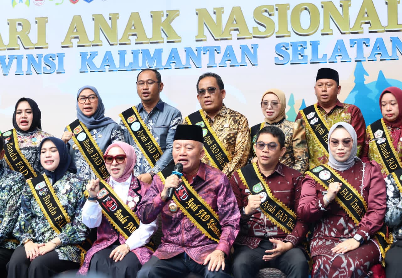 HADIR:Bupati HSU, H Sahrujani dan Hj Murniati Dikukuhkan Sebagai Ayah dan Bunda PAUD di Peringatan Hari Anak Nasional Kalsel ke-41 oleh Gubernur Kalsel H Muhidin di Loksado, Selasa (7/10/2025)