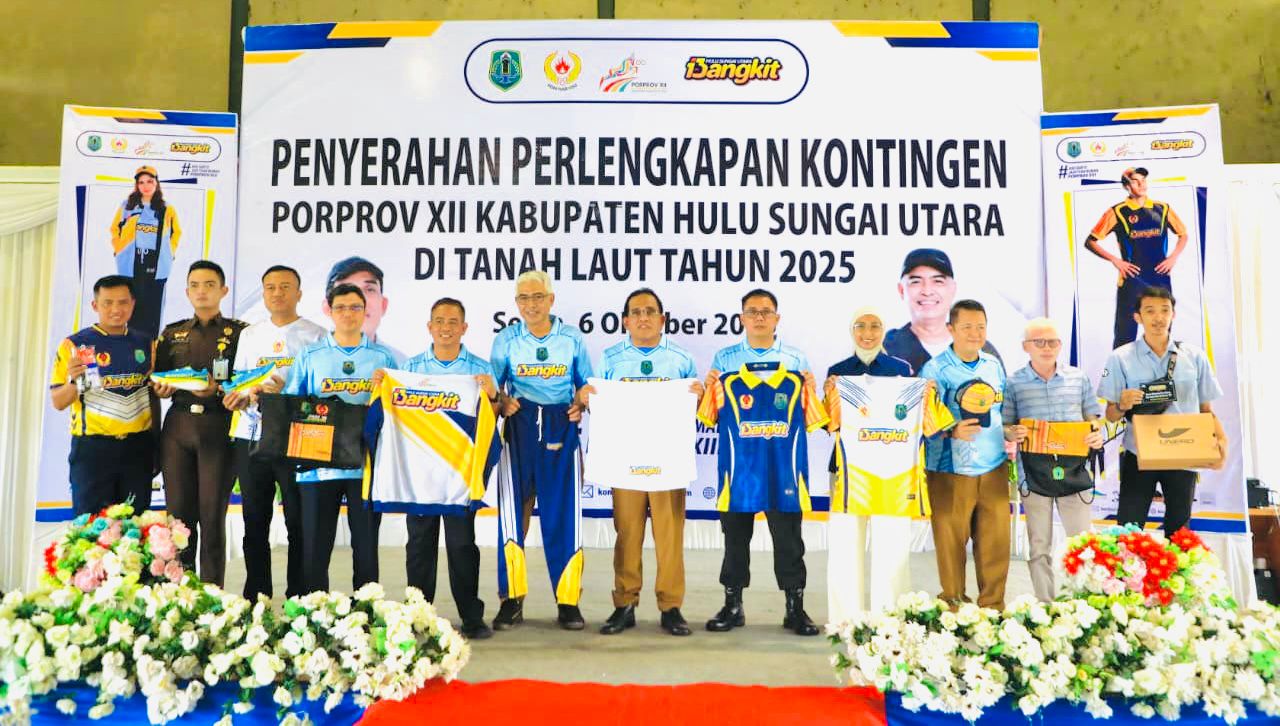 HADIR:Bupati Kabupaten HSU, H Sahrujani saat serah terima atribut Kontingen Pekan Olahraga Provinsi (PORPROV) XII Kalsel 2025 di Gedung Serbaguna Amuntai, Senin (6/10/2025).