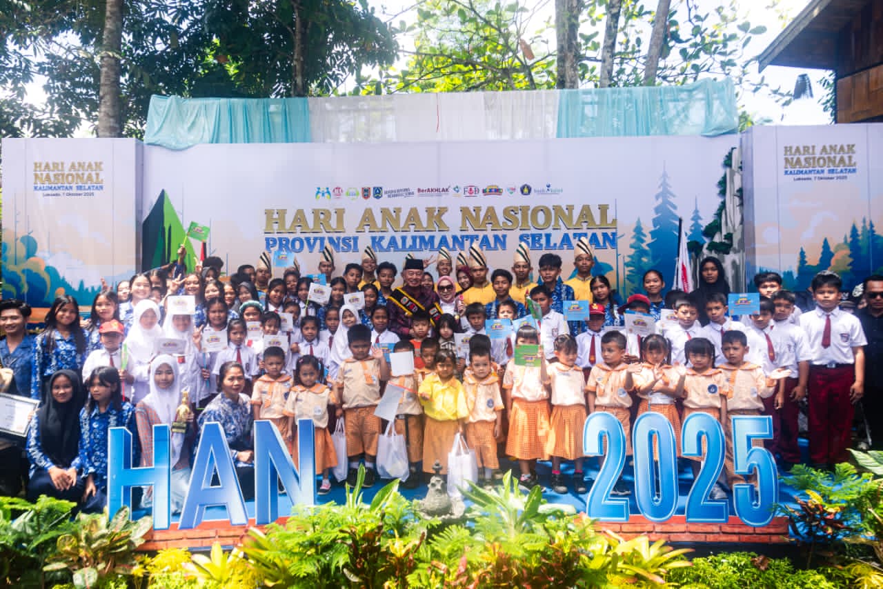 SEMRINGAH:Gubernur Kalsel, H Muhidin dan Hj Fathul Jannah Muhidin berfoto bersama anak-anak di peringatan Hari Anak Nasional (HAN) ke-41 tahun 2025 di Loksado, Kabupaten Hulu Sungai Selatan.