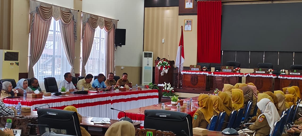 DENGAR PENDAPAT: Komisi II DPRD HSU gelar RDP bersama sekolah penerima manfaat MBG di wilayah Kabupaten HSU, di Aula Paripurna DPRD HSU, Senin (6/10/2025)