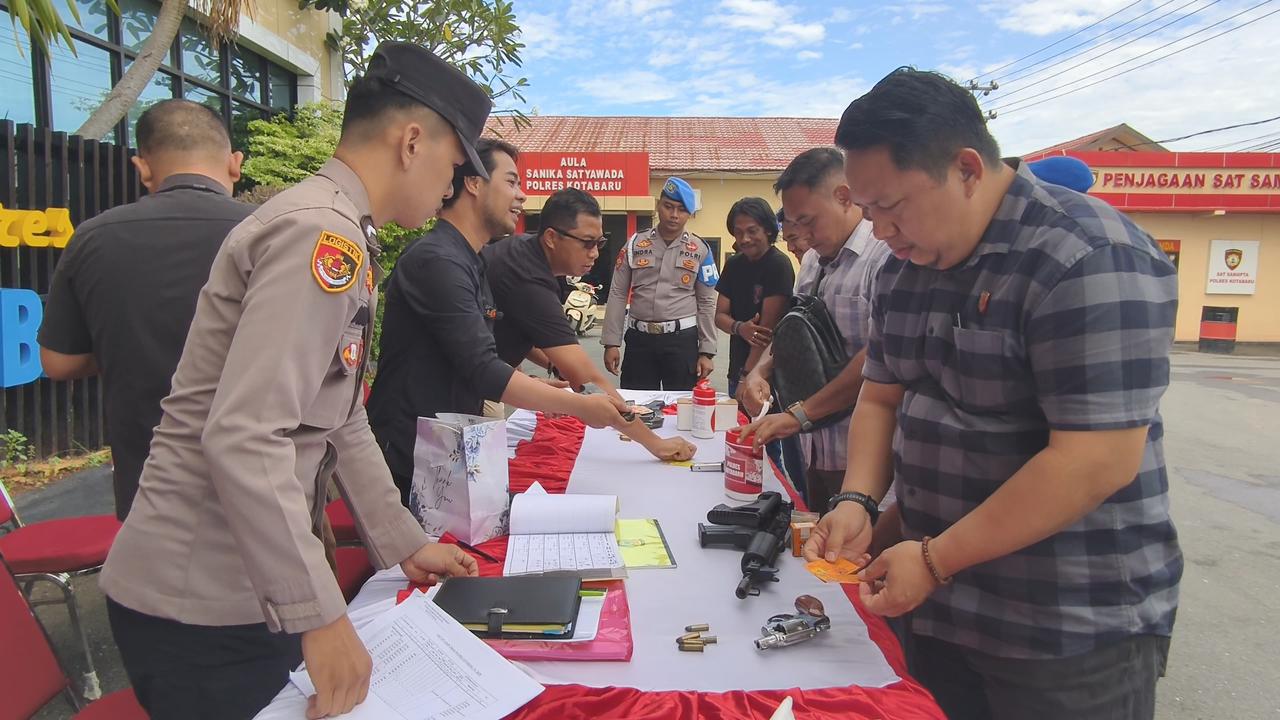 DIPERIKSA: Pemeriksaan Senpi dan Ranmor Polres Kotabaru oleh Bid Propam Polda Kalsel. Foto: Humas Polres Kotabaru.