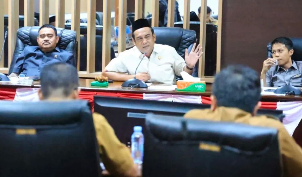RAPAT: Ketua Komisi II DPRD Tanah Bumbu Andi Erwin Prasetya memimpin rapat gabungan membahas penetapan NJOP di ruang rapat DPRD Tanah Bumbu. (Foto: Andi Erwin untuk Radar Banjarmasin)
