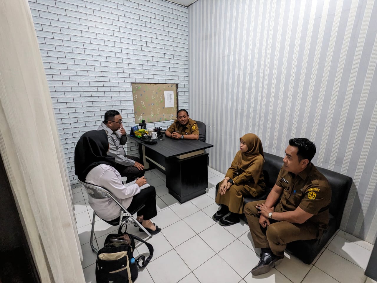 KOORDINASI:Tim Pelayanan Kekayaan Intelektual Kanwil Kemenkum Kalsel bersama perwakilan Diskopumnaker Kota Banjarmasn menyusun rencana percepatan pendaftaran merek produk koperasi Kota Banjarmasin.