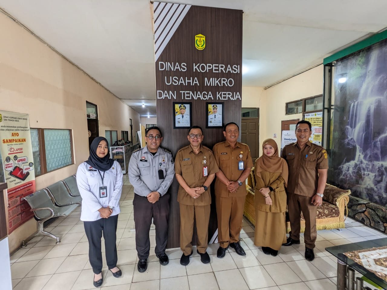 PENDAMPINGAN TEKNIS: Perwakilan tim Pelayanan Kekayaan Intelektual Kanwil Kemenkum Kalsel berfoto bersama tim Diskopumnaker Banjarmasin.
