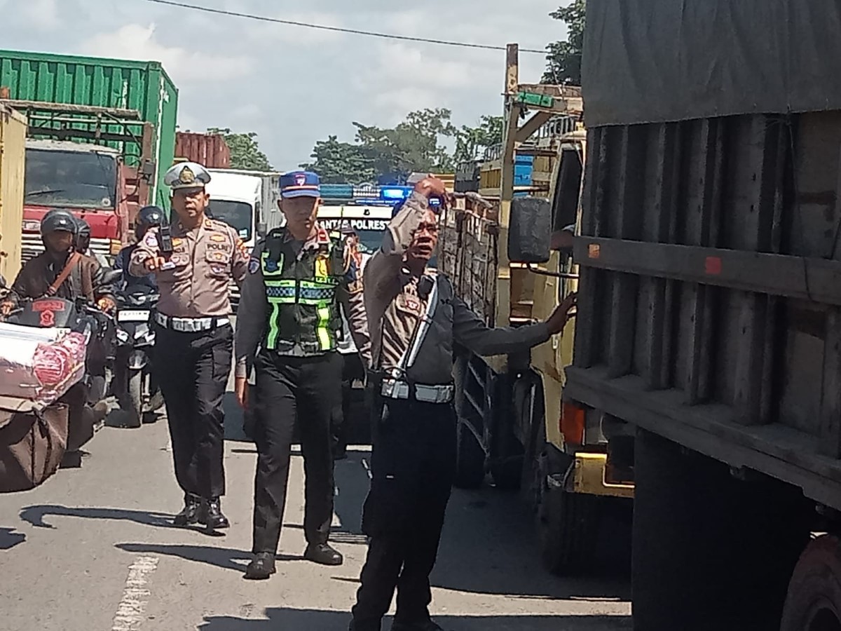 TINDAKAN: Sejumlah truk yang parkir memakan badan jalan Lingkar Selatan ditertibkan petugas gabungan Satlantas Polresta Banjarmasin dan Dinas Perhubungan.