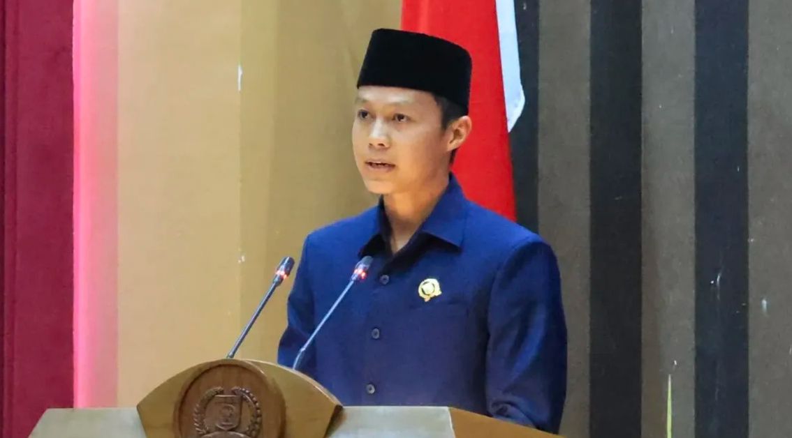 PANDANGAN: Juru bicara Fraksi PKB Andi Asdar Wijaya menyampaikan pandangan fraksi dalam rapat paripurna DPRD terkait Raperda pembentukan 17 desa baru. (Foto: Andi Asdar untuk Radar Banjarmasin)