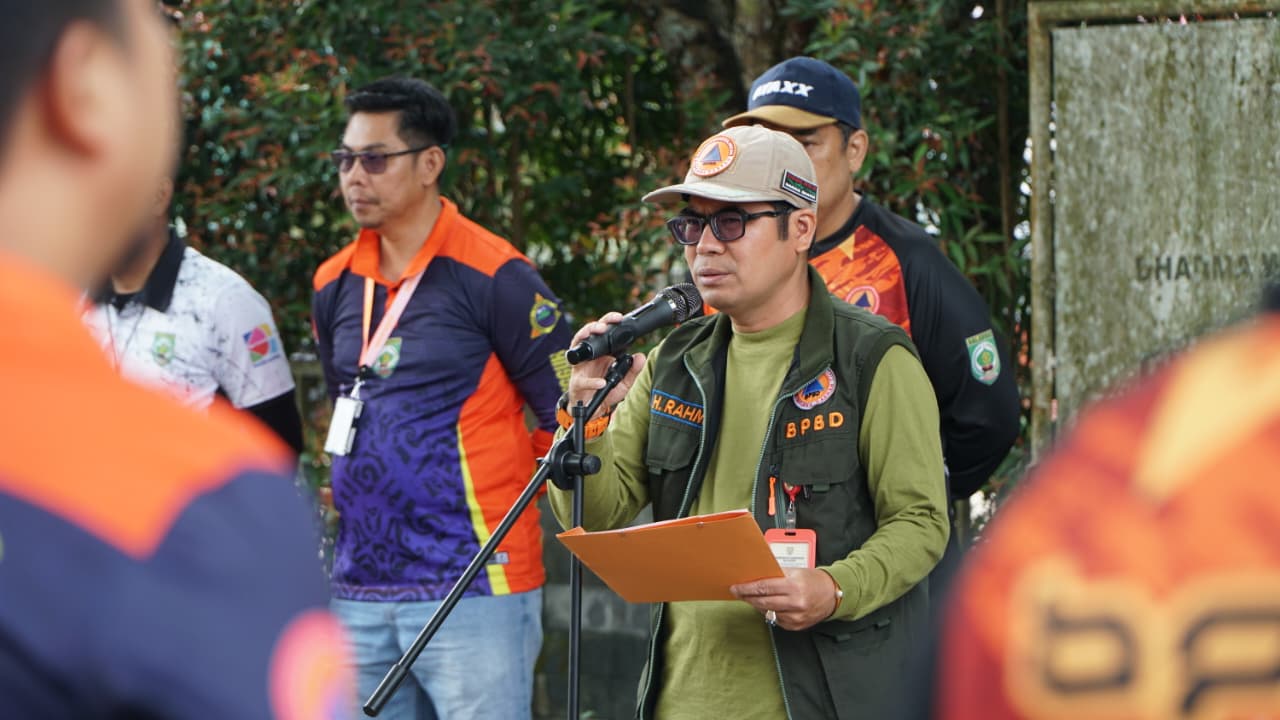TRANSISI: Kepala Pelaksana BPBD Balangan, H Rahmi, memberikan arahan kepada anggota dalam kesiapsiagaan menghadapi potensi bencana musim hujan.