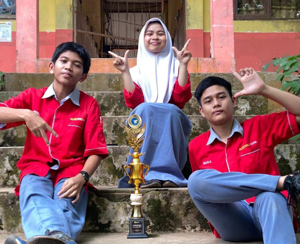 JUARA: Tim Electriciteam SMKN 1 Paringin sukses meraih juara dalam LKTIN MotoGPE 2025 dengan inovasi alat bantu tunanetra dan penghemat listrik.