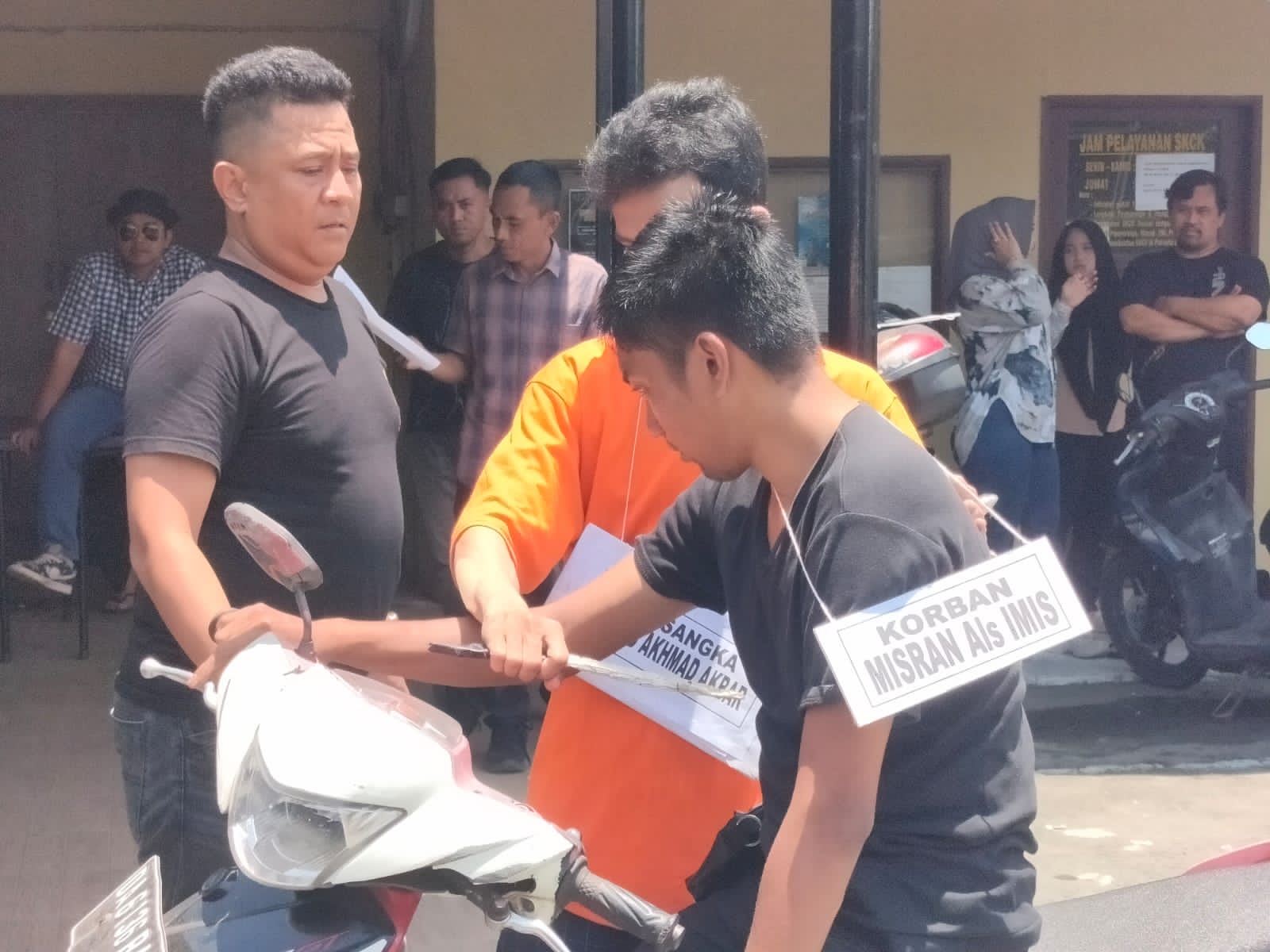 REKONSTRUKSI:Tersangka memperagakan sejumlah adegan kasus penusukan di Banjar Raya di Polsek Banjarmasin Selatan, Selasa (7/10/2025).