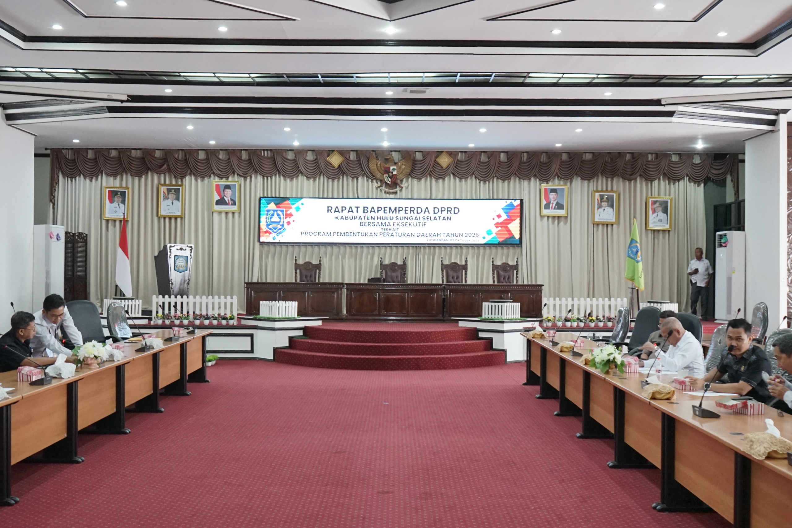 RAPAT BERSAMA: DPRD HSS bersama eksekutif rapat membahas terkait Propemperda Tahun 2026.