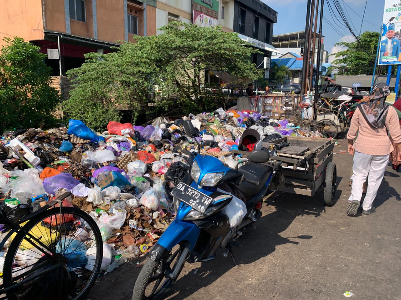 SEMAKIN MENUMPUK:Gunungan sampah di Jalan Veteran, Pasar Kuripan bikin warga makin gerah.