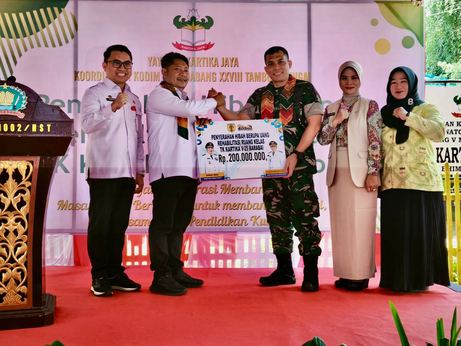 HIBAH: Bupati HST, Samsul Rizal menyerahkan dana hibah secara simbolis.