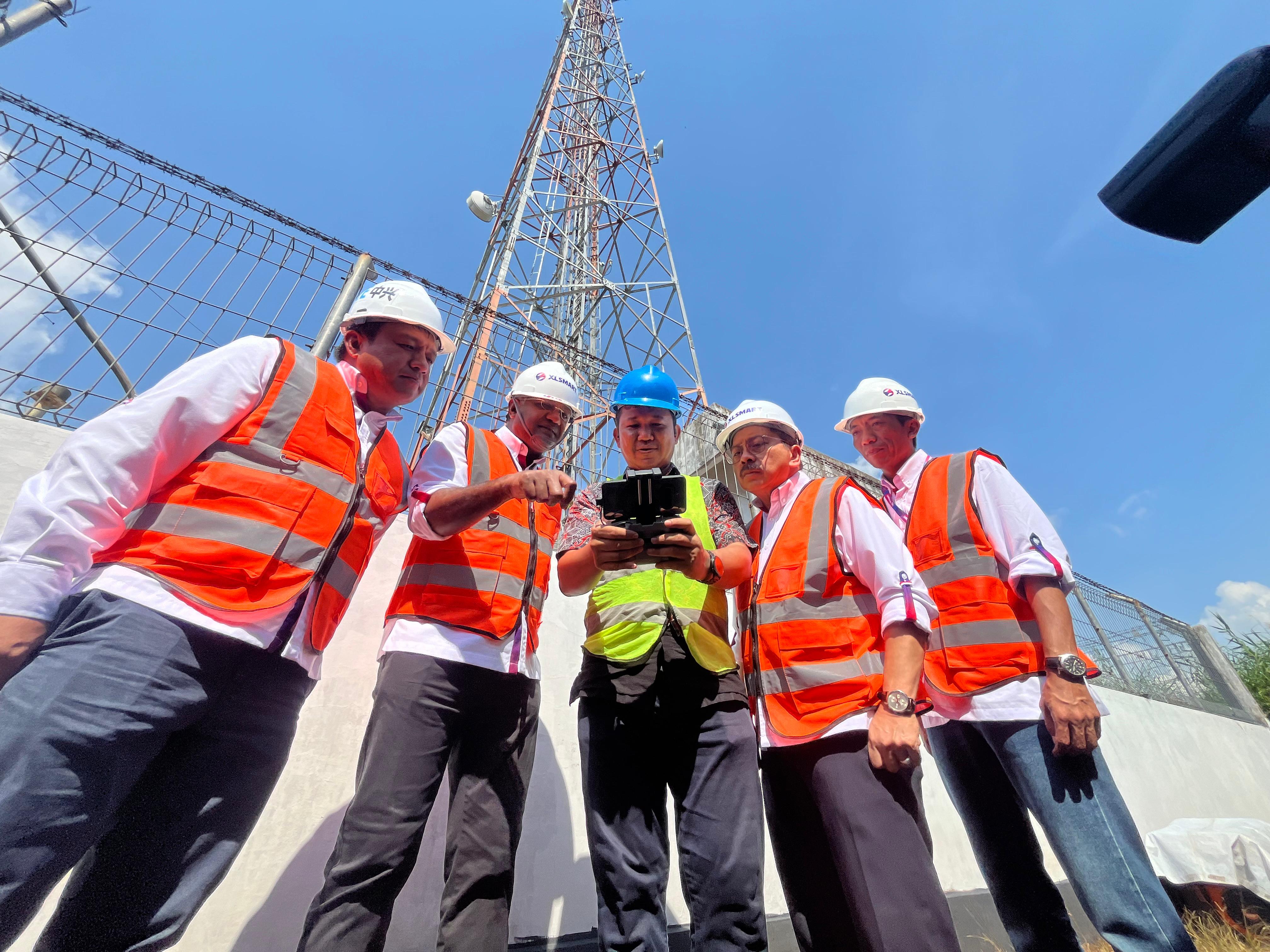 Jeremiah Ratadhi, Shurish Subbramaniam, Merza Fachys, dan Dedik Sulistiyono, saat pengecekan perangkat Base Transceiver Station (BTS) milik XLSMART di Jl. Pemajatan, Gambut, Banjar, Kalsel, Rabu (8/10