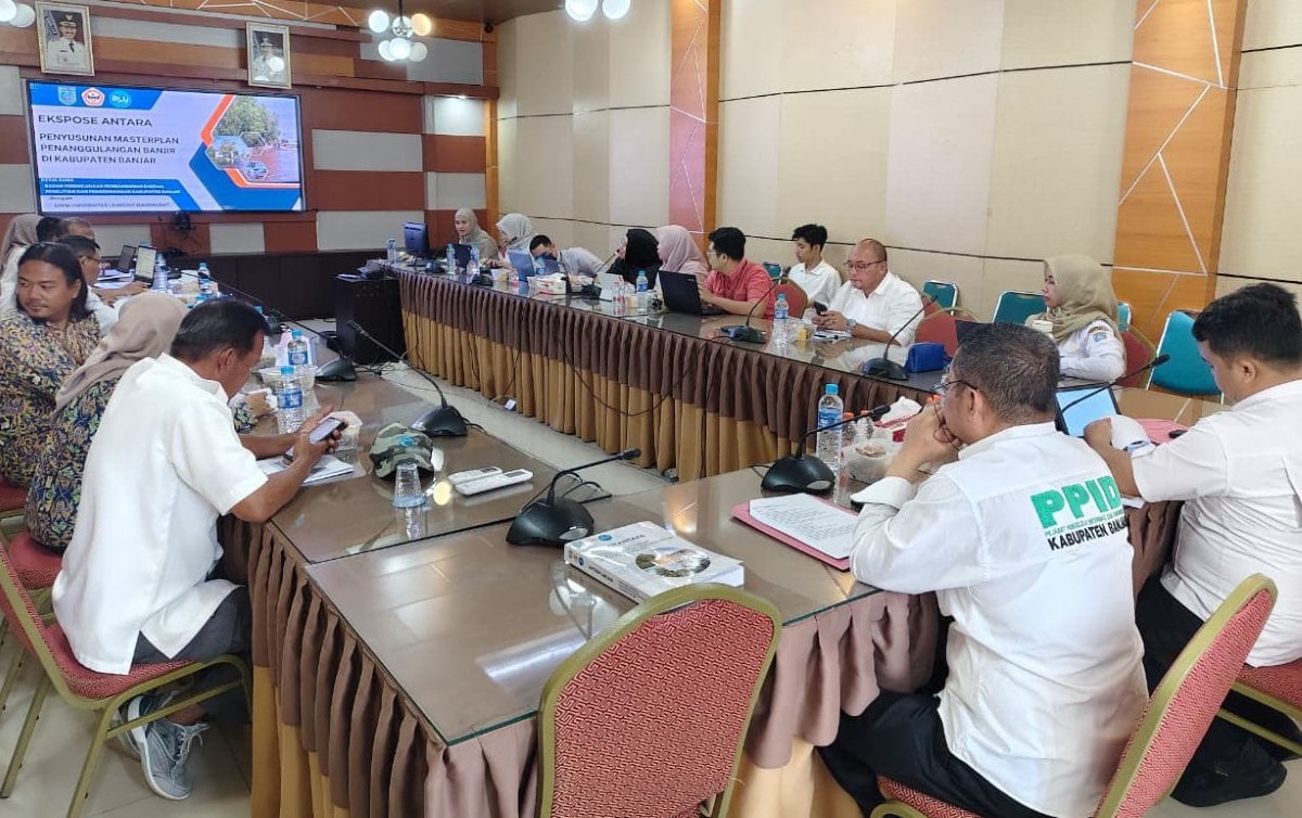 EKSPOSE: Tim peneliti dari LPPM ULM memaparkan hasil survei wilayah rawan banjir di Kabupaten Banjar.