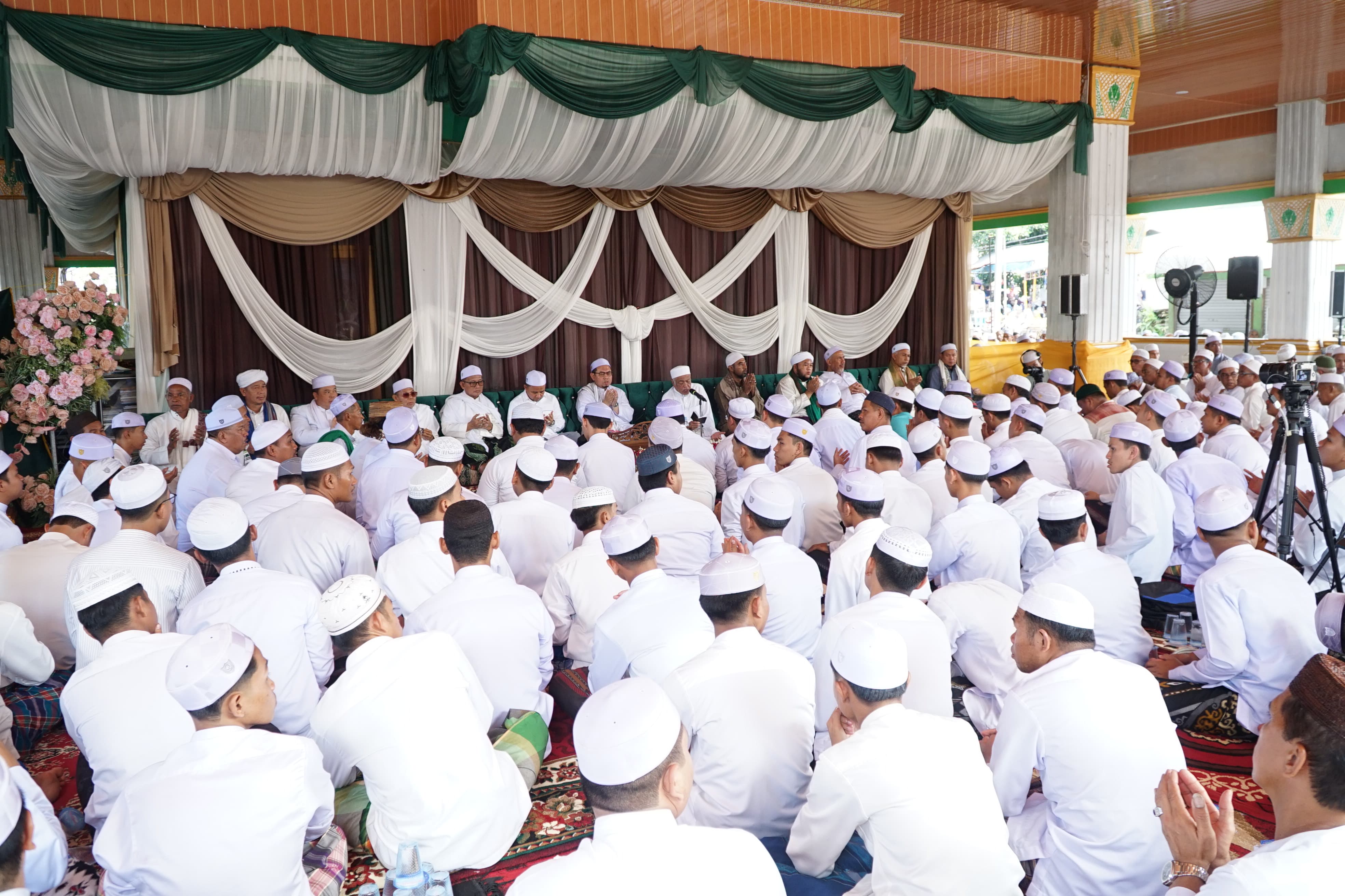 HAUL: Kiai Ahmad Barmawi atau Guru Kulur menceritakan ulang sejarah Datu Qabul saat haul ke-15 pada akhir September kemarin.