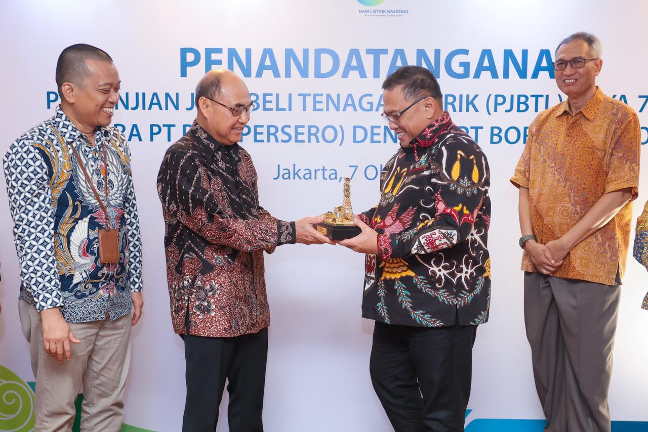 ENERGI BERSIH:GM PLN UID Kalselteng, Iwan Soelistijono menyerahkan plakat kerja sama kepada Chief Operation Officer PT BIB, Raden Utoro sebagai simbol sinergi dan kolaborasi energi bersih.
