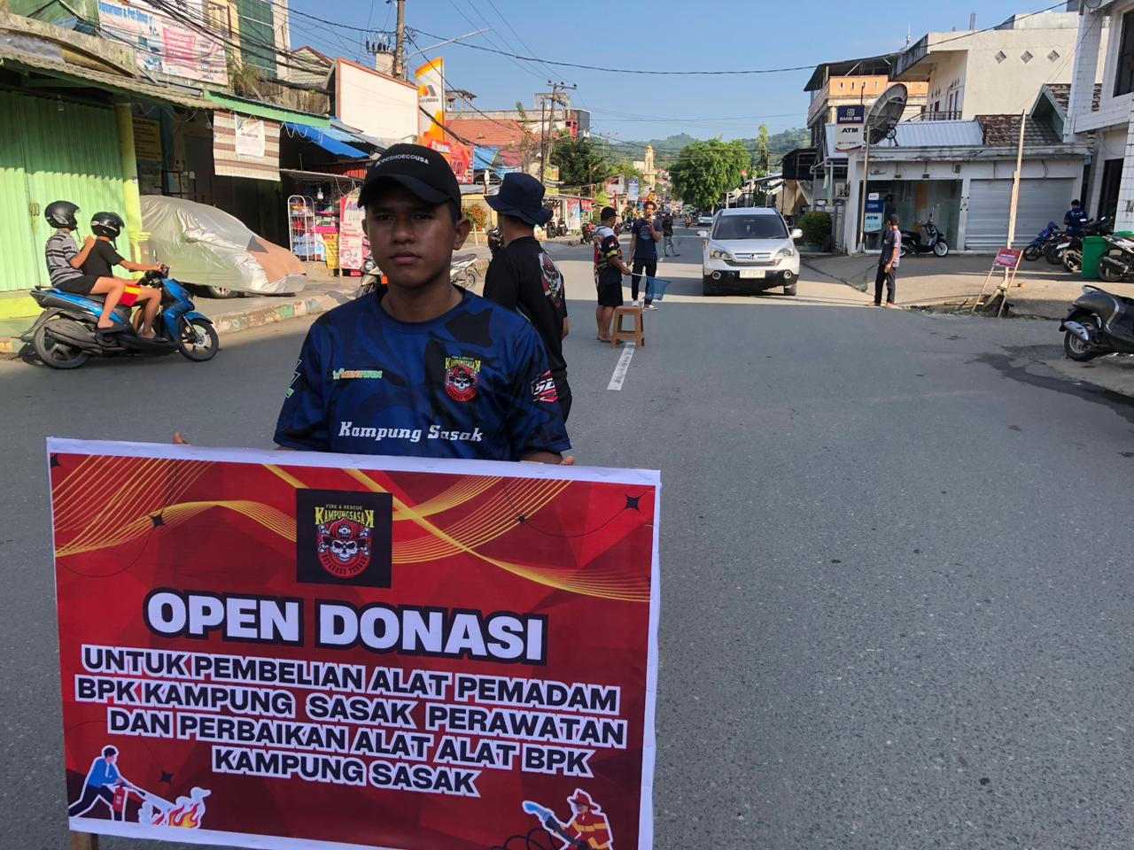 GALANG DANA: Puluhan relawan BPK turun ke jalan mengharap uluran tangan masyarakat atas alat yang sudah usang. Foto: Jumain/ Radar Banjarmasin.
