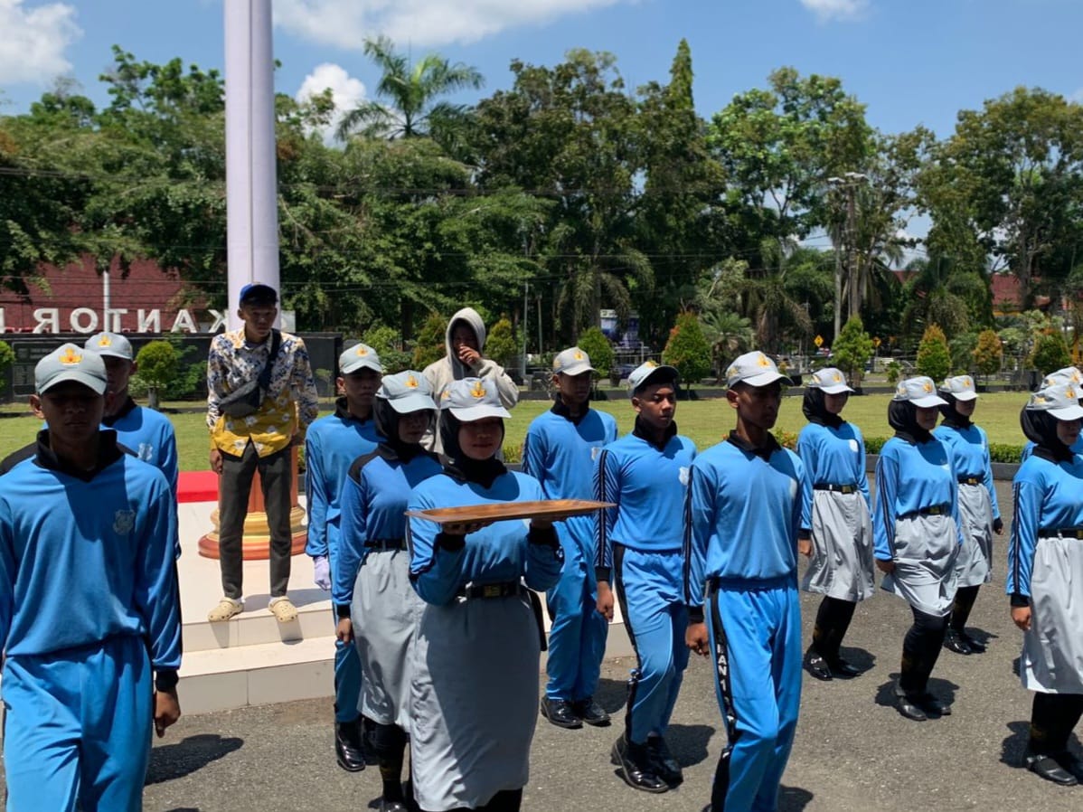 BERSAING : Salah satu peserta lomba paskibra saat uji coba lapangan sebelum bertanding pada 11 Oktober 2025. (Foto : Ihsan untuk Radar Banjarmasin)