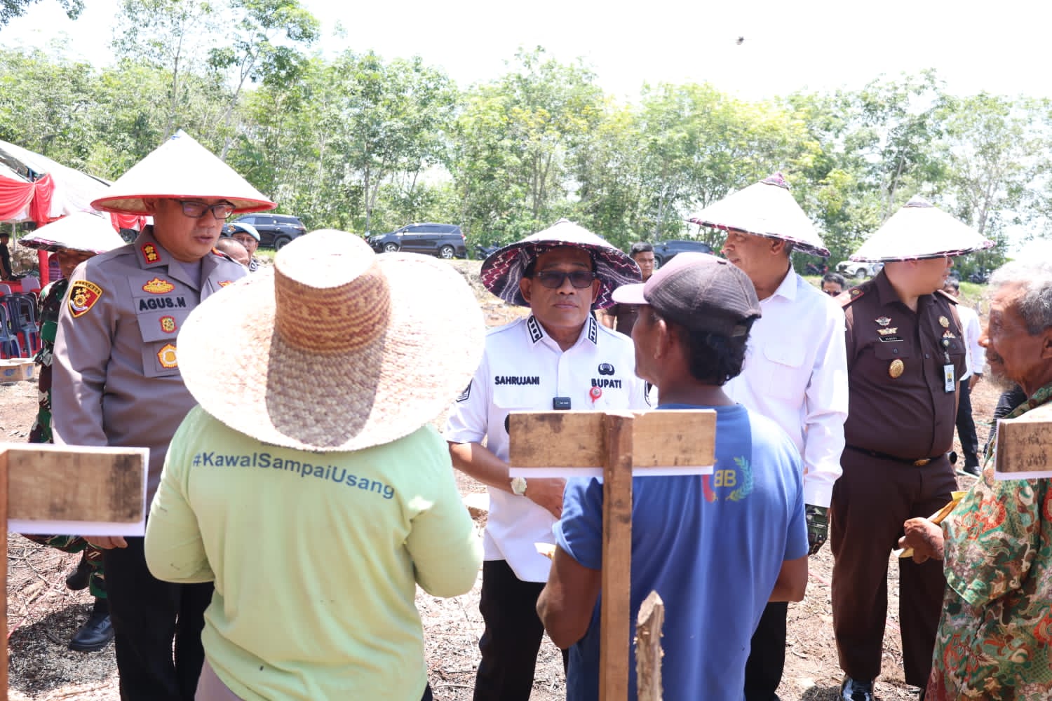 PANGAN:Bupati dan Wakil Bupati Kabupaten HSU, H Sahrujani dan Hero Setiawan menghadiri kegiatan tanam jagung serentak kuartal IV di Desa Pulau Damar, Kecamatan Banjang, Rabu (8/10/2025).