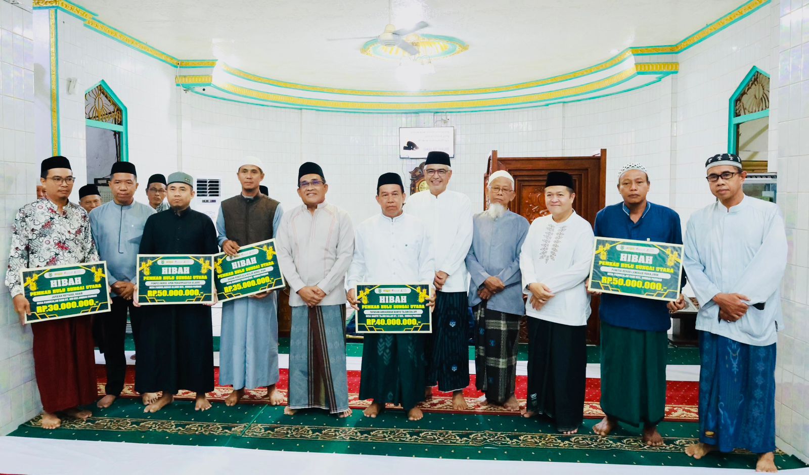 RELIGI:Bupati dan Wakil Bupati Kabupaten HSU, H Sahrujani dan Hero Setiawan menyerahkan dana hibah keagamaan dalam kegiatan BERSULING di Masjid Al-Amin Alabio, Kecamatan Sungai Pandan.