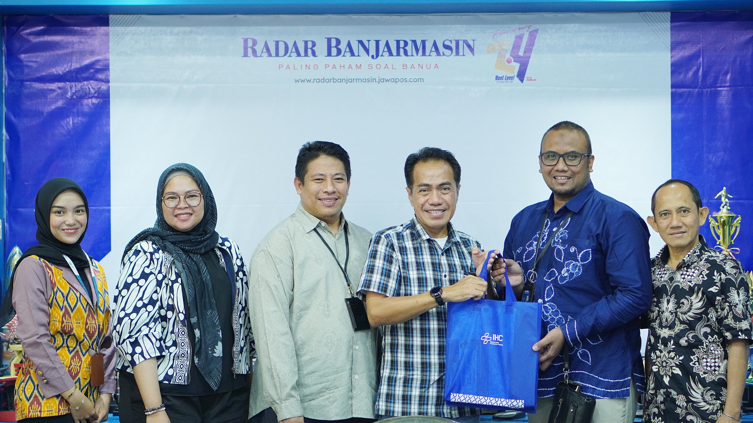 CENDERA MATA:Director RSPT, dr Alvin Malvinas Bayu Putra menyerahkan cendera mata kepada Direktur Utama Radar Banjarmasin, H Suriansyah Achmad di Gedung Biru Radar Banjarmasin, Kamis (9/10/2025).