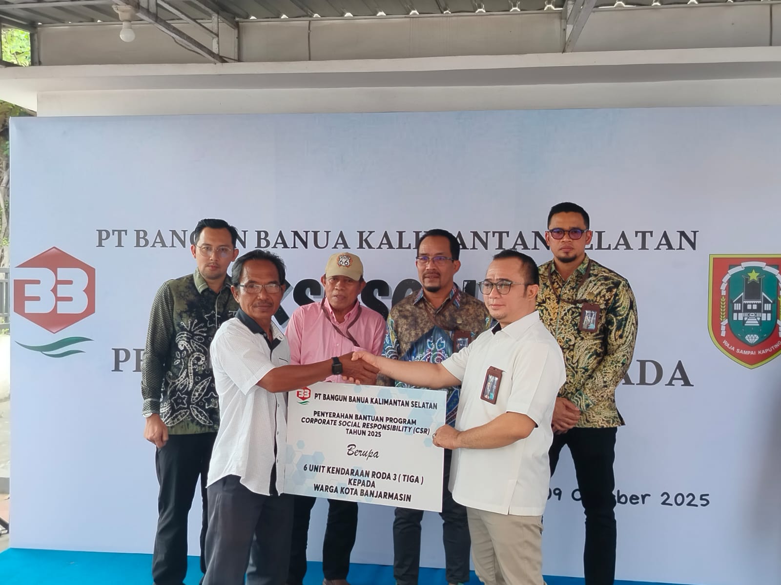 SIMBOLIS:Direktur Utama PT Bangun Banua, H Afrizaldi menyerahkan bantuan CSR berupa motor angkutan kepada Munif, Ketua Rt 8, Kelurahan Kelayan Selatan, Banjarmasin Selatan, Kamis (9/10/2025).