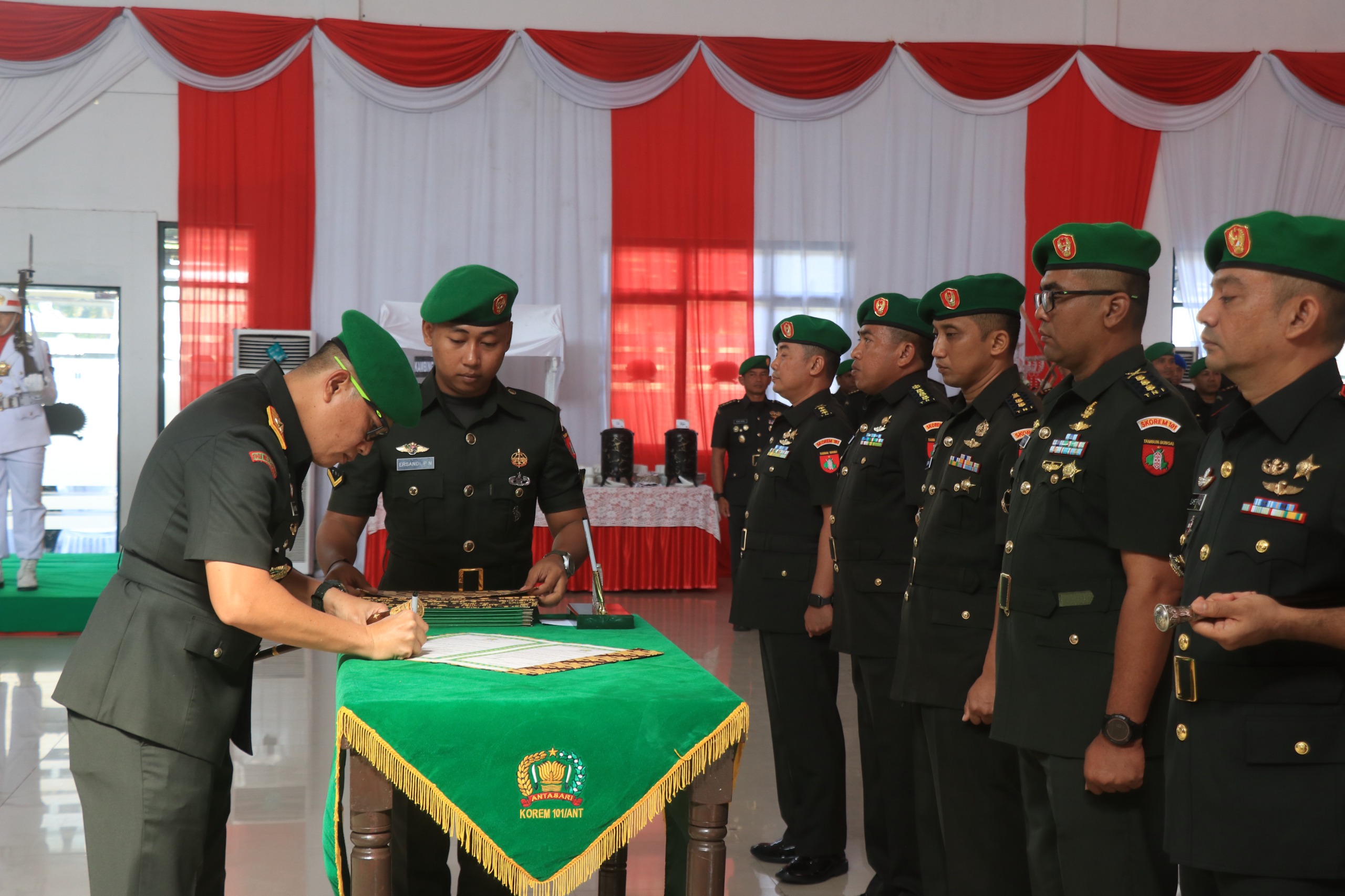 SERTIJAB:Danrem 101/Antasari Brigjen TNI Ilham Yunus, menandatangani berkas serah terima jabatan semua pejabat baru, termasuk Dandim 1007/Banjarmasin, Letkol Czi Slamet Riyadi (pertama dari kanan).