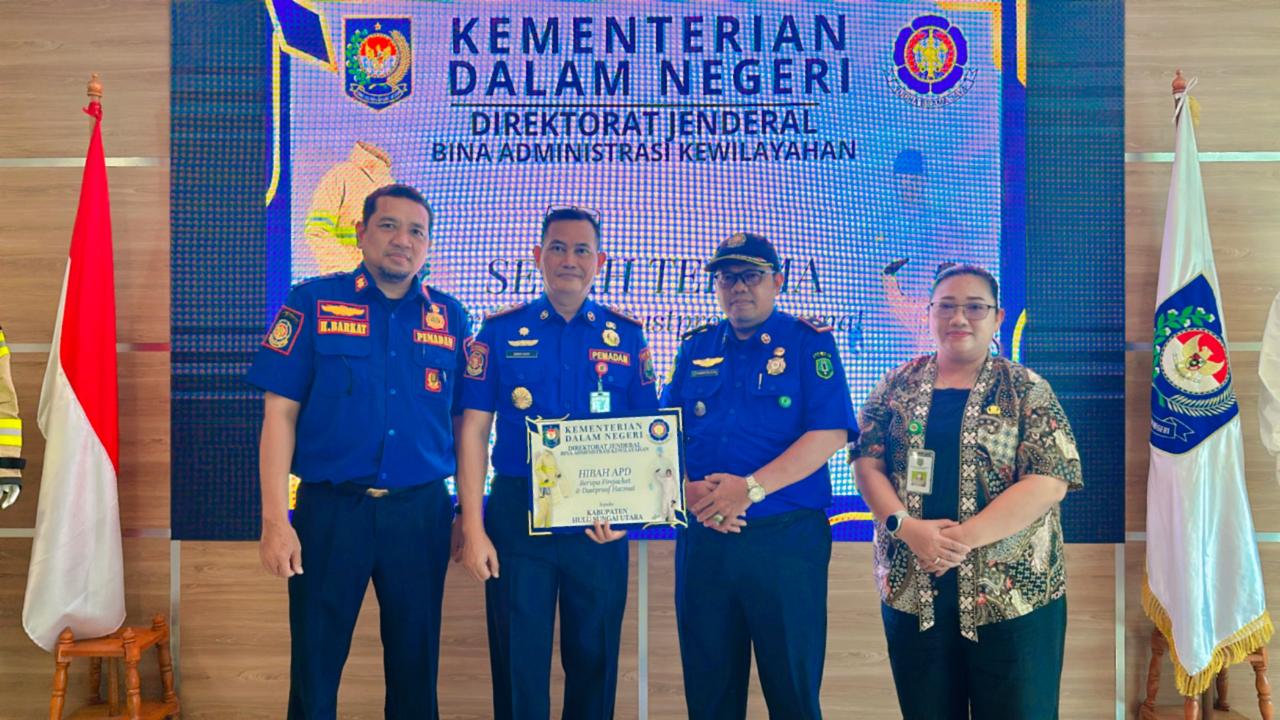 HIBAH:Kepala Satuan Pol PP dan Damkar Kabupaten HSU, Asikin Noor dan jajaran usai menerima bantuan APD tahun 2025 dari Ditjen Adwil Kemendagri RI, Kamis (9/10/2025).