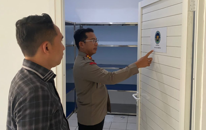 Kapolres Balangan, AKBP Yulianor Abdi mengecek gudang bahan kering di&nbsp;dapur SPPG Yayasan Kemala Bhayangkari.