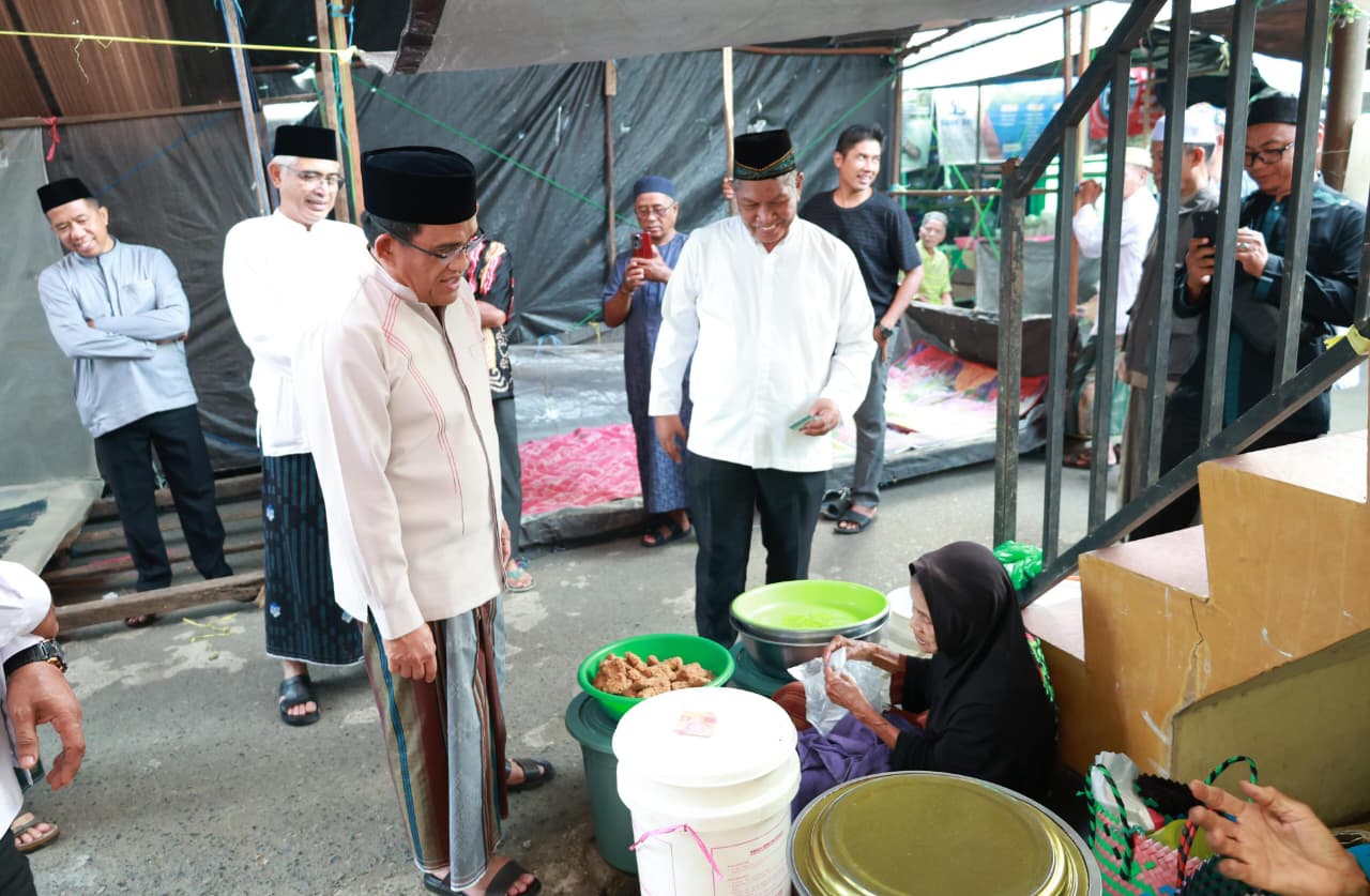 MENINJAU: Bupati HSU H. Sahrujani bersama Wabup Hero Setiawan meninjau Pasar Alabio untuk memastikan penanganan banjir dilakukan secara berkelanjutan demi kenyamanan pedagang dan pembeli.