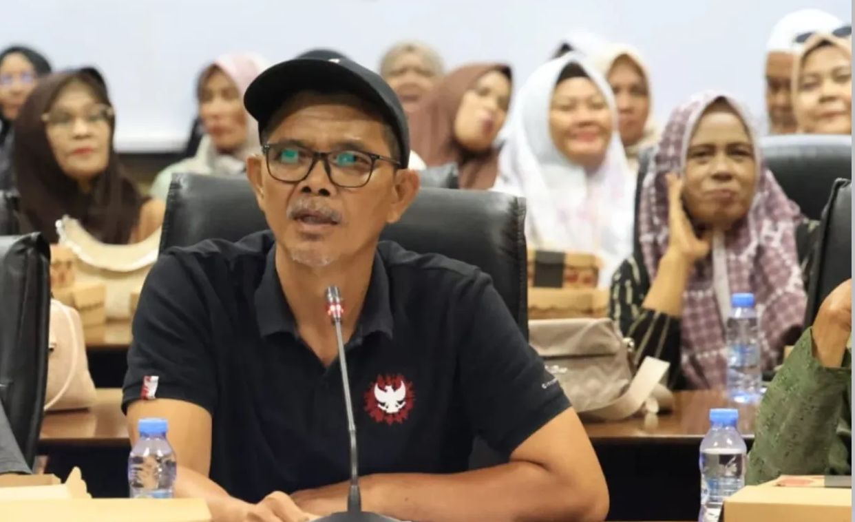 ASPIRASI: Seorang pedagang Pasar Pagatan menyampaikan aspirasi saat rapat dengar pendapat di Kantor DPRD Tanah Bumbu. (Foto: Humas DPRD Tanah Bumbu)