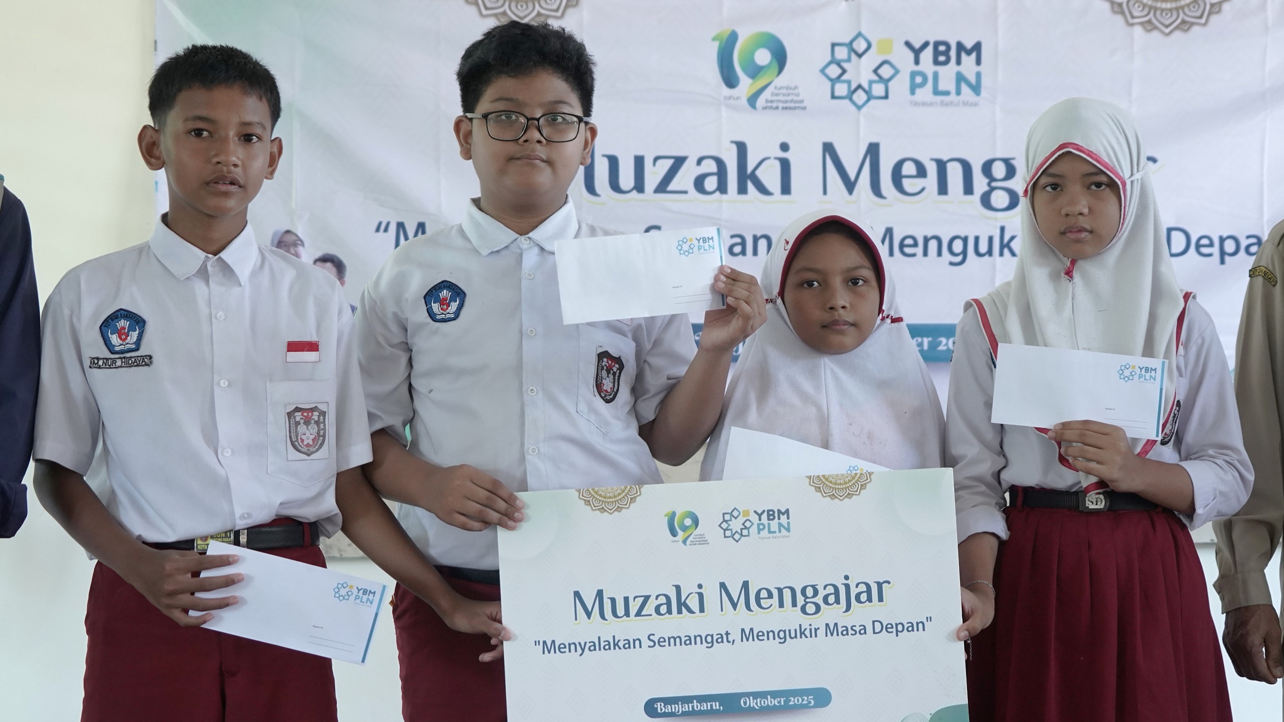 PEDULI PENDIDIKAN: YBM PLN menyalurkan santunan kepada 50 siswa SDN 1 Guntung Paikat, Rabu (7/10/2025).
