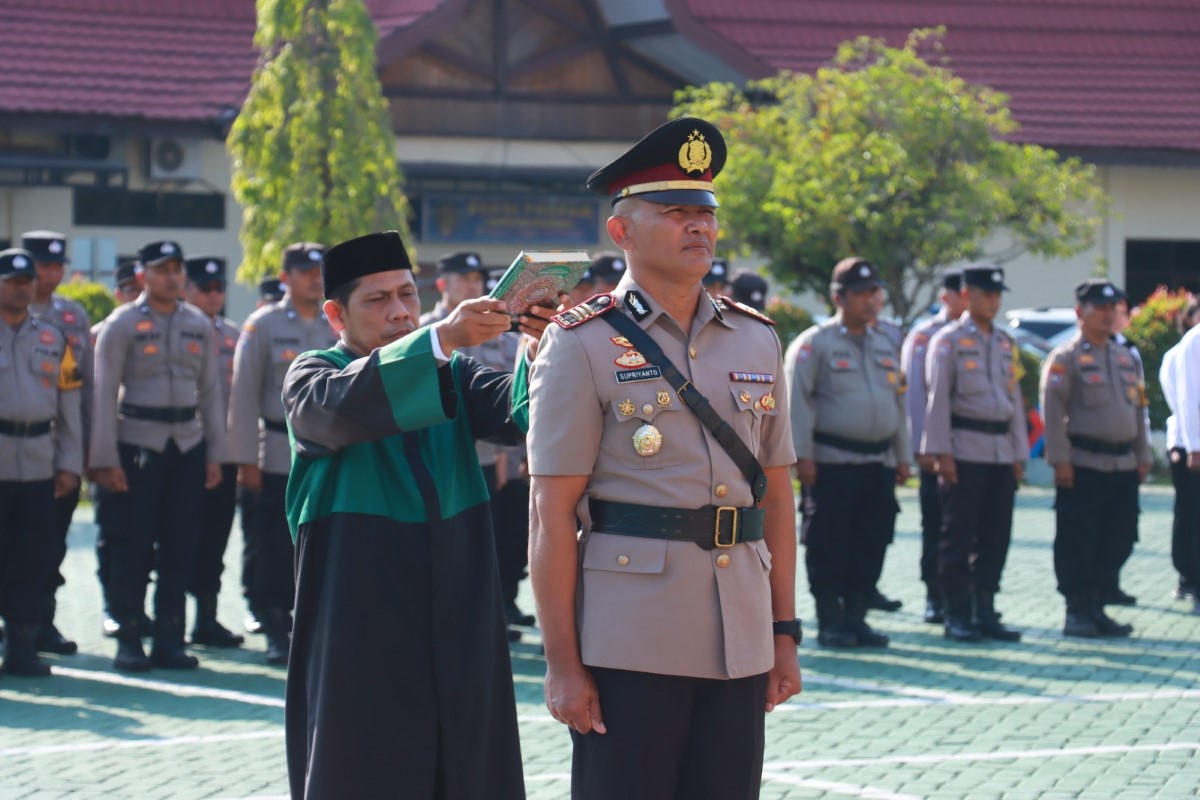 DISUMPAH: AKP Supriyanto mengucapkan sumpah jabatan di halaman Mapolresta Banjarmasin.