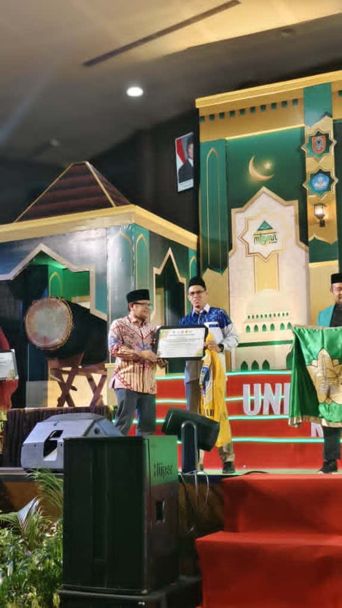 JUARA: Wakil Rektor III UNISKA, Didi Susanto Mewakili Rektor UNISKA saat menerima juara MTQMN 2025.