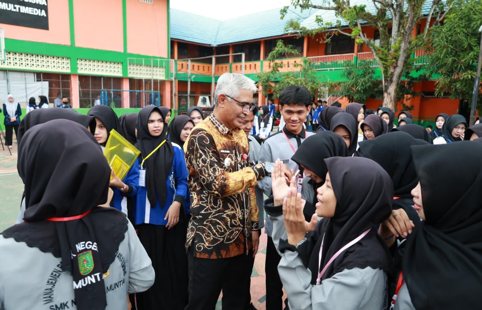 MOMEN:Wakil Bupati Kabupaten HSU, Hero Setiawan atau Iwan Alabio melepas secara resmi siswa SMKN 1 Amuntai yang akan menjalani Praktek Kerja Lapangan (PKL).
