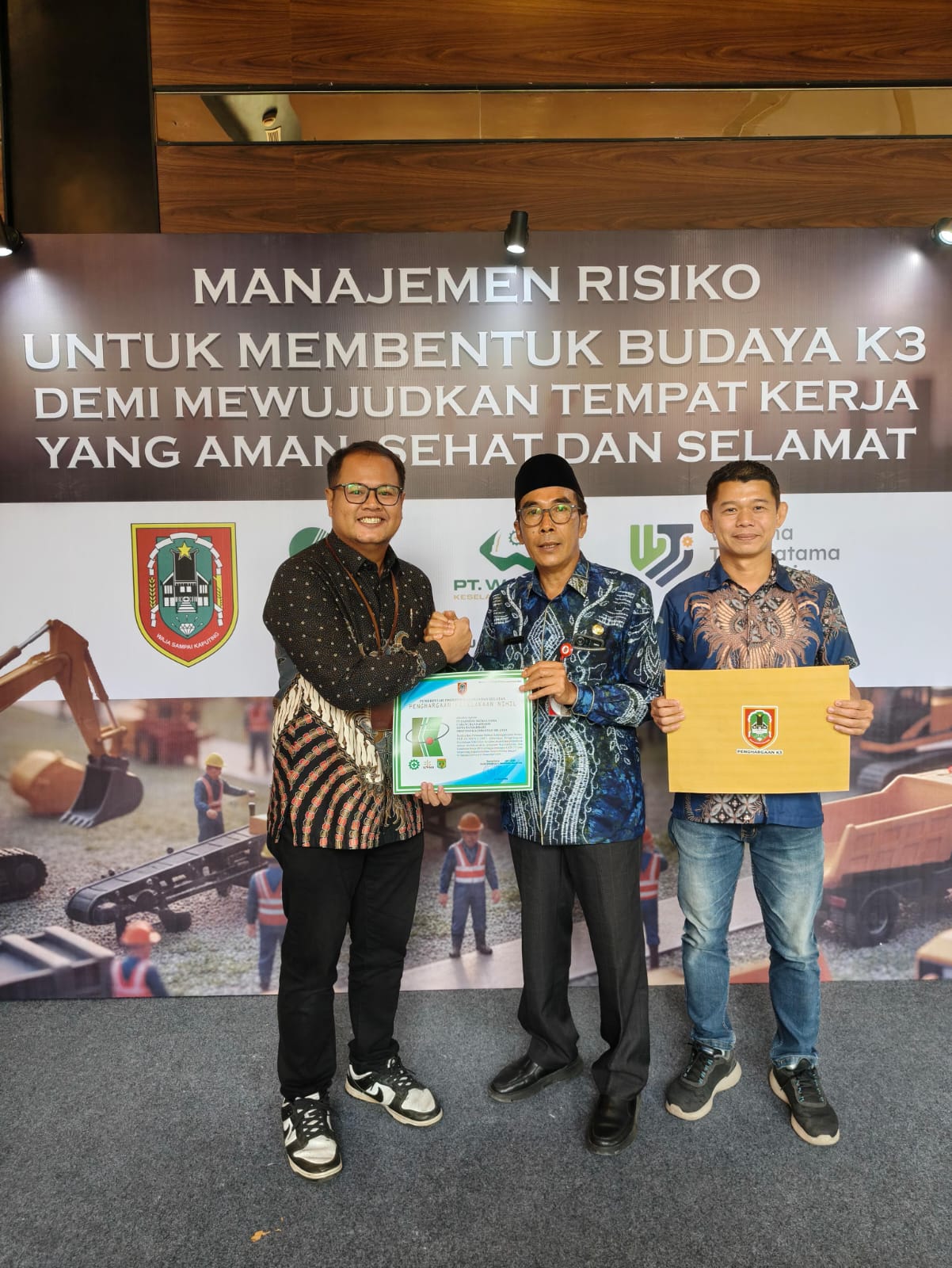 BERSAMA:Branch Head PT Harmoni Mitra Utama Cabang Banjarmasin Randy Kundiarto (kiri)  bersama Kepala Disnakertrans Kalsel Irfan Sayuti usai menerima penghargaan K3 tingkat Provinsi Kalsel.