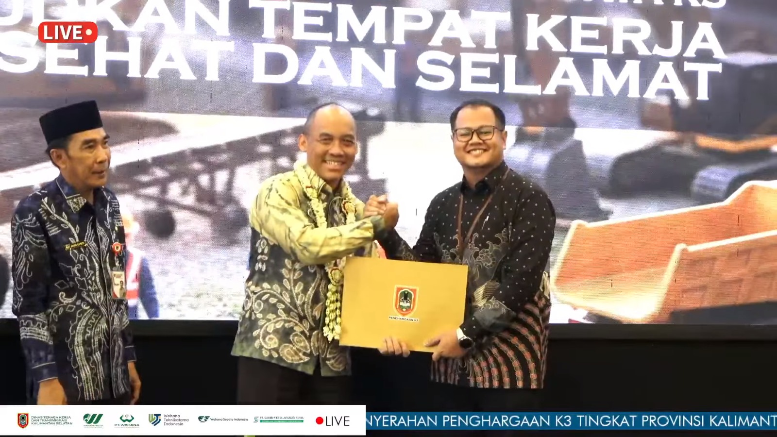 PENGHARGAAN: Staf Ahli Gubernur Bidang Pemerintahan, Hukum, dan Politik, Adi Santoso menyerahkan penghargaan K3 kepada perwakilan PT Harmoni Mitra Utama pada acara Seminar dan Penghargaan K3.