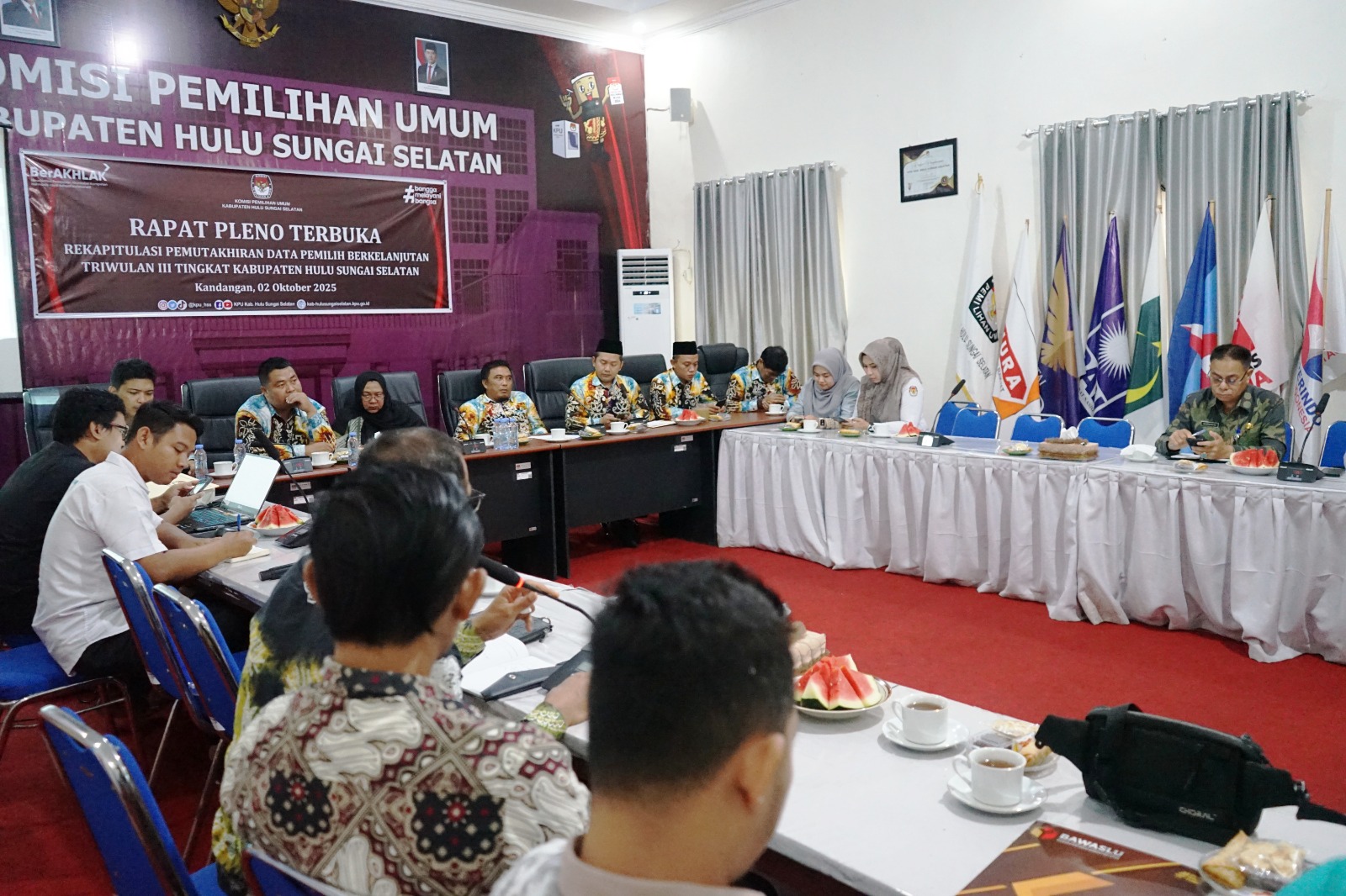 PLENO: KPU HSS saat melaksanakan Rapat Pleno Terbuka Rekapitulasi PDPB Triwulan Ketiga.