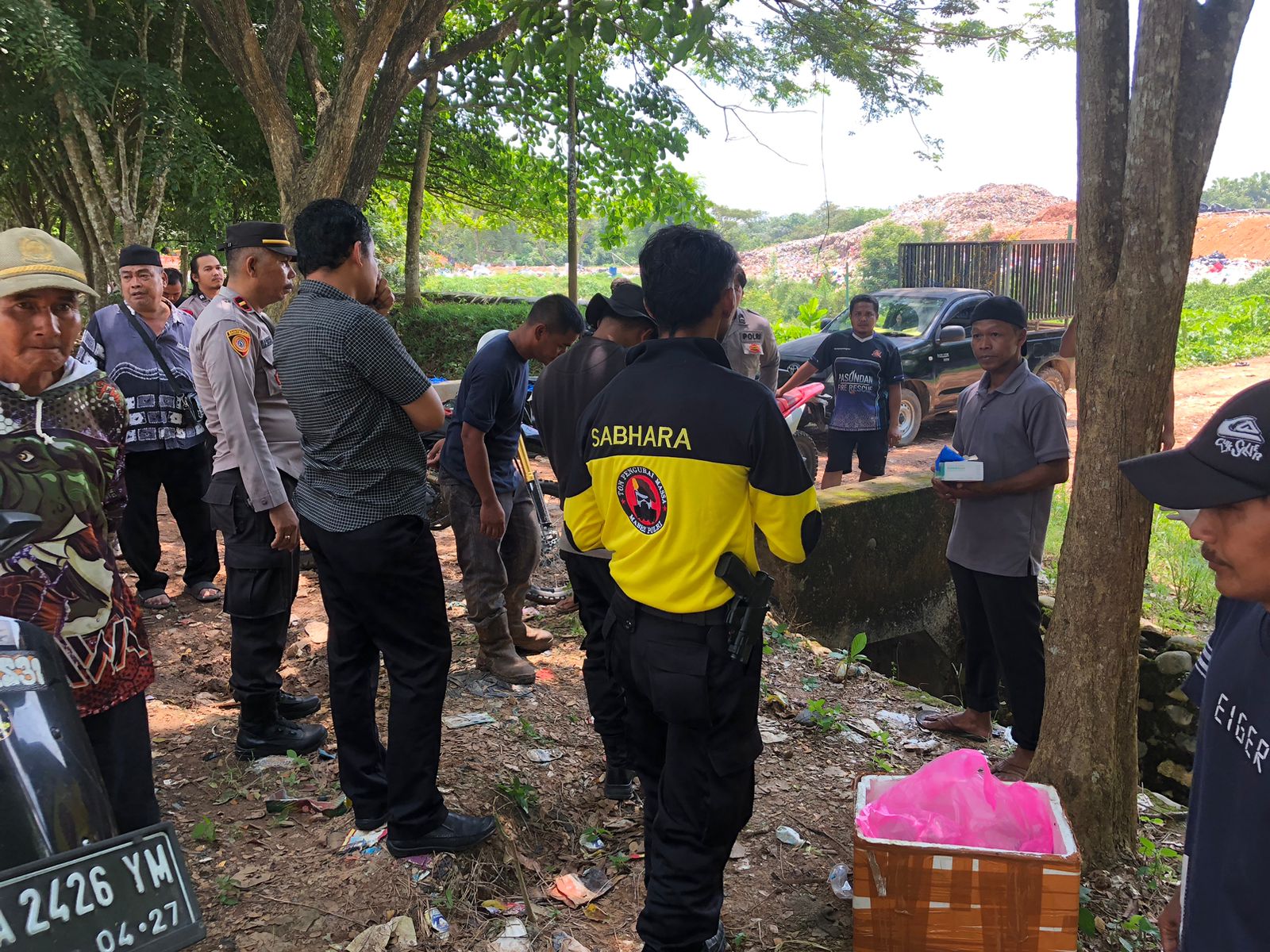 PENYISIRAN: Tim Satreskrim Polres Balangan melakukan penyisiran di sekitar lokasi penemuan jasad bayi di TPA Batu Merah.