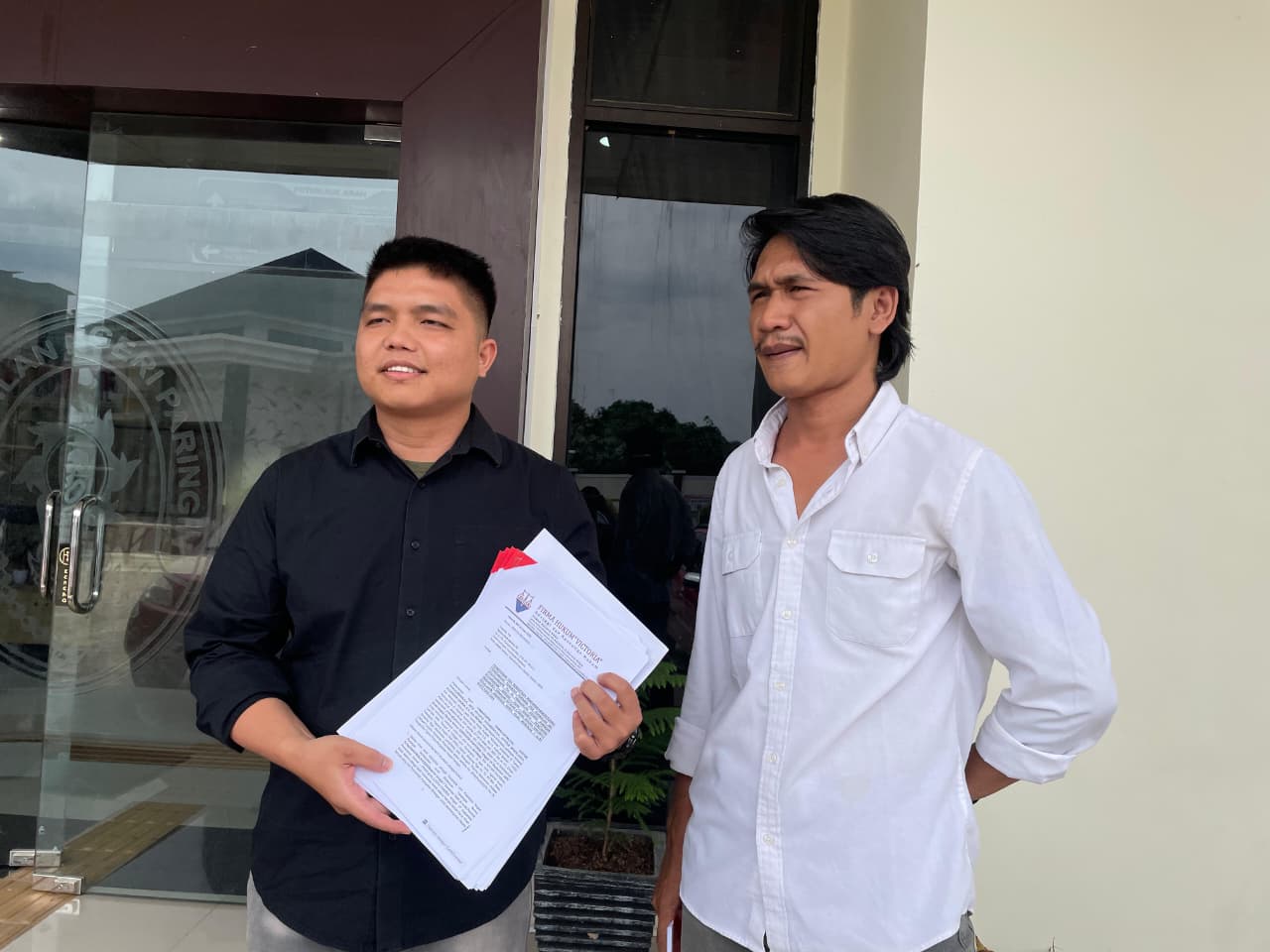 KETERANGAN: Kuasa hukum Sutikno, Hottua Manalu, memberikan keterangan kepada Radar Banjarmasin usai sidang praperadilan di PN Paringin.