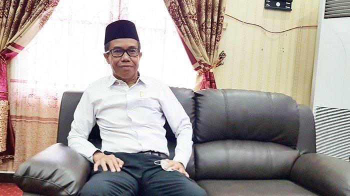 APRESIASI: Wakil Ketua DPRD Tala Muslimin memberikan apresiasi terhadap ASN yang menjadi teladan membayar pajak kendaraan.