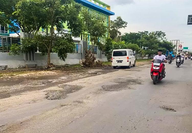 DIPERBAIKI: Jalan yang berlubang di Kota Banjarmasin mulai diperbaiki dengan cara ditambal sulam.