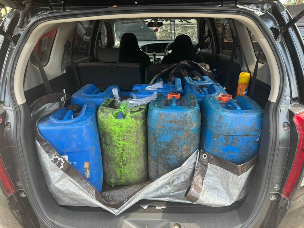 DIGAGALKAN: Mobil minibus yang membawa 336 liter yang berhasil digagalkan Polsek Takisung pada Rabu (9/10).