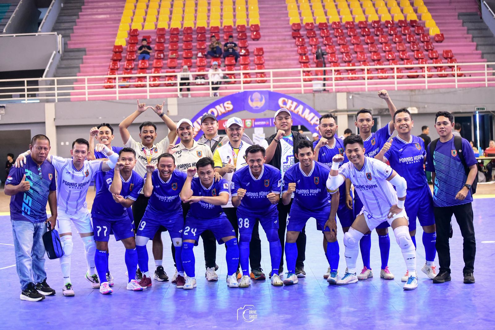 TERHENTI: Para pemain Tim Futsal Korpri Kalimantan Selatan dan ofisial usai pertandingan sengit kontra Sumatera Selatan di GOR Ranau Jakabaring, Palembang, Jumat (10/10/2025).