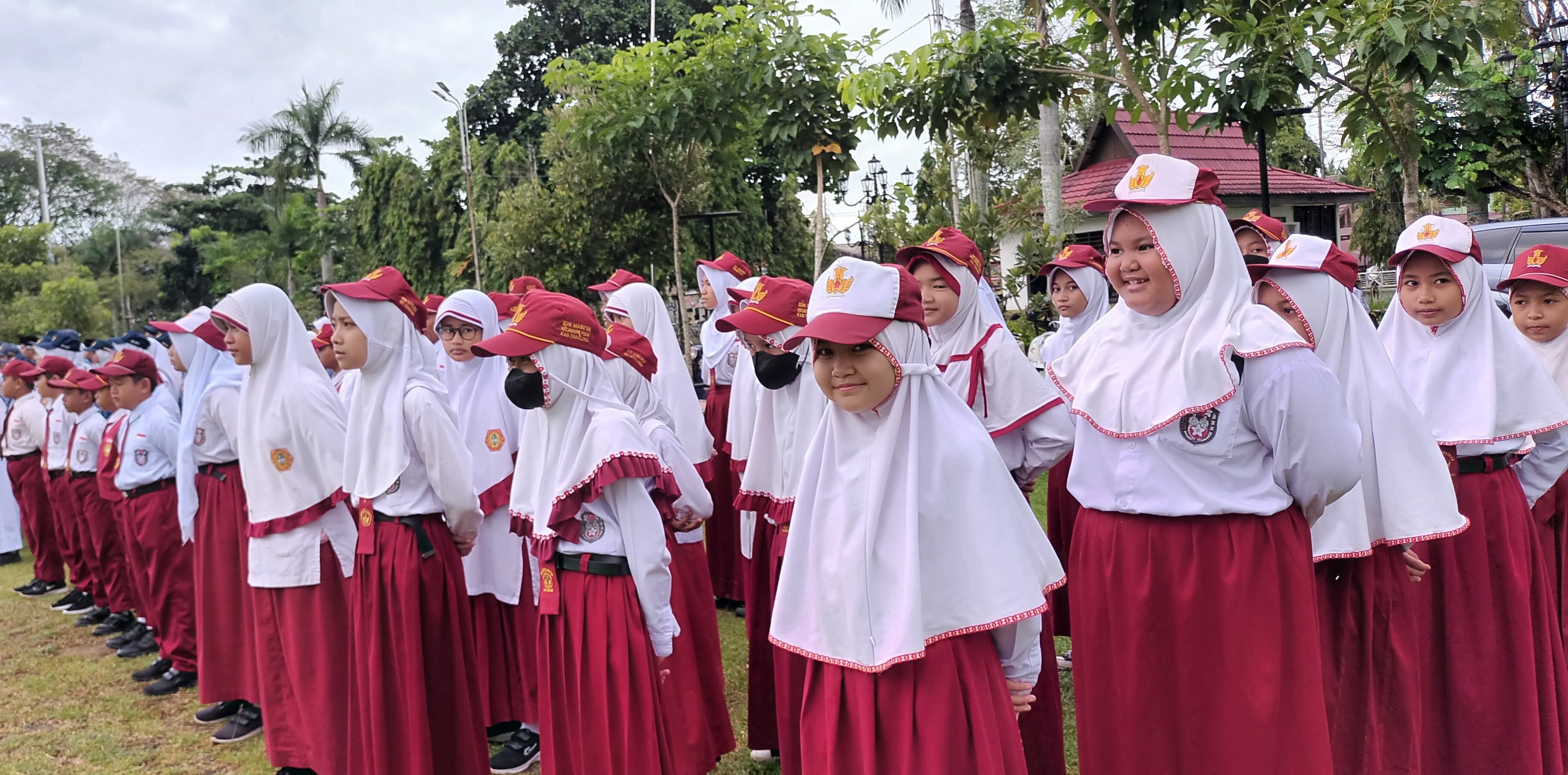 UPACARA: Para siswa SDN di Tabalong mengikuti upacara di halaman Pendopo Bersinar Pembataan. Di antara mereka yang tidak mampu akan menerima beasiswa.