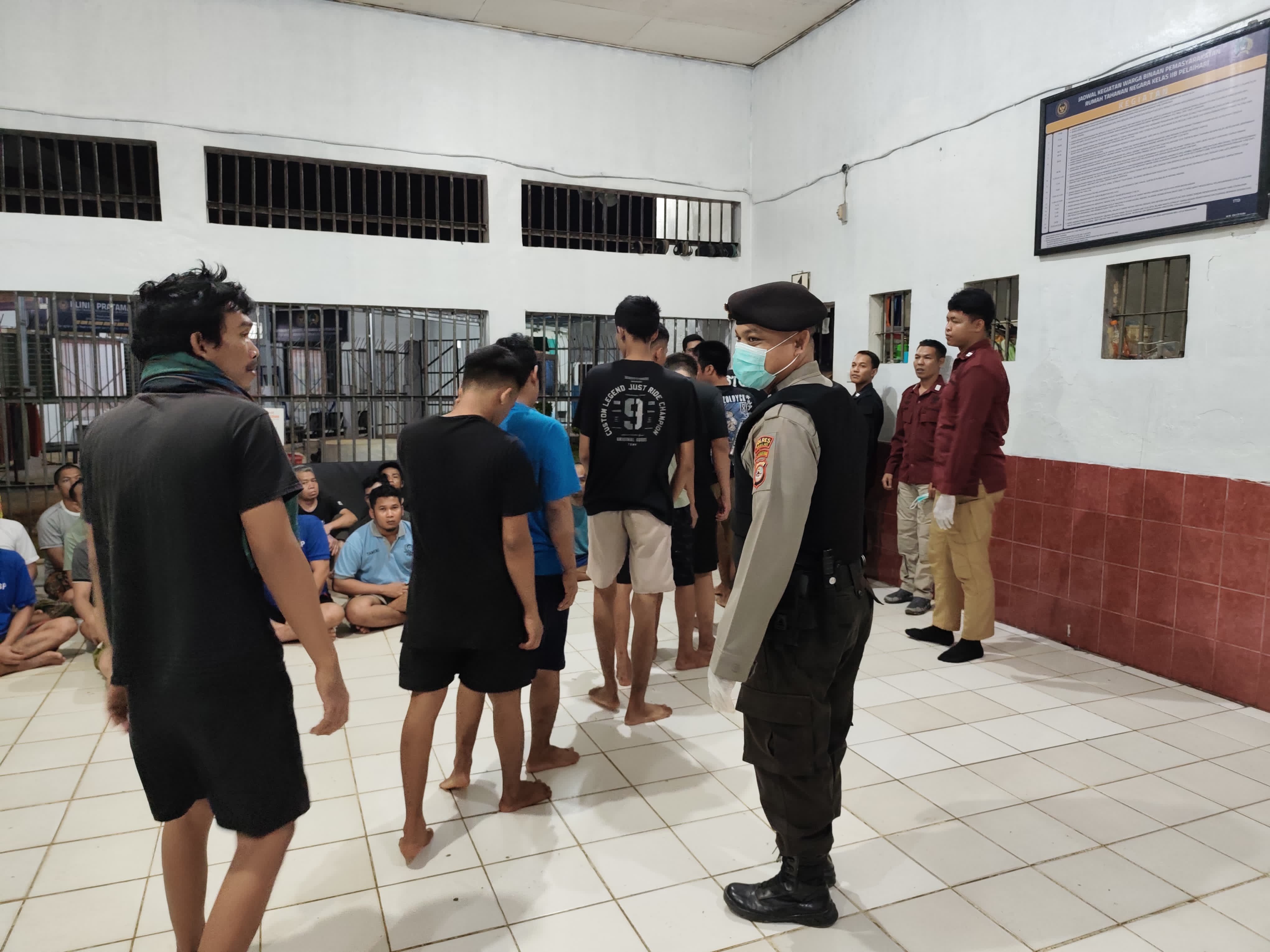 DADAKAN:Tim gabungan dari Rutan Pelaihari dan Polres Tala melakukan razia di Rutan Kelas IIB Pelaihari, Sabtu (11/10/2025) dini hari.