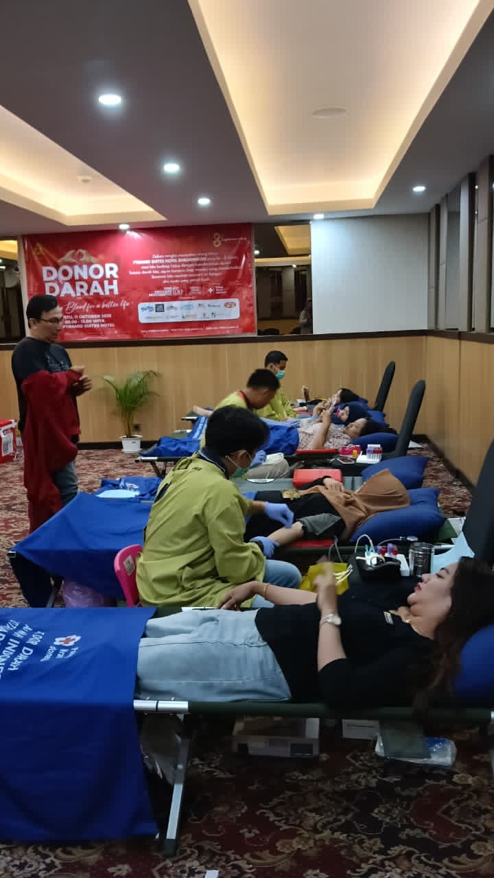 DONOR:Kegiatan donor darah yang digelar Pyramid Suites Hotel Banjarmasin dalam rangkaian ulang tahun ke-8, Sabtu (11/10/2025).