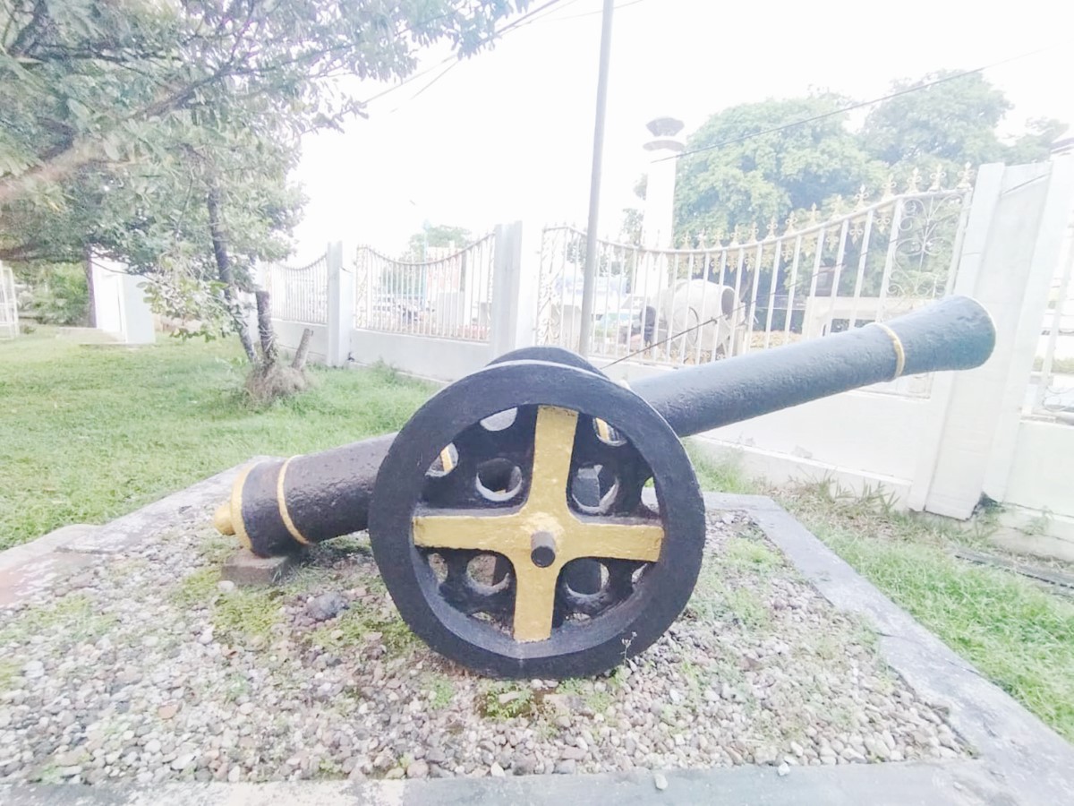 Di Depan Halaman Pendopo Mahligai Sultan Adam