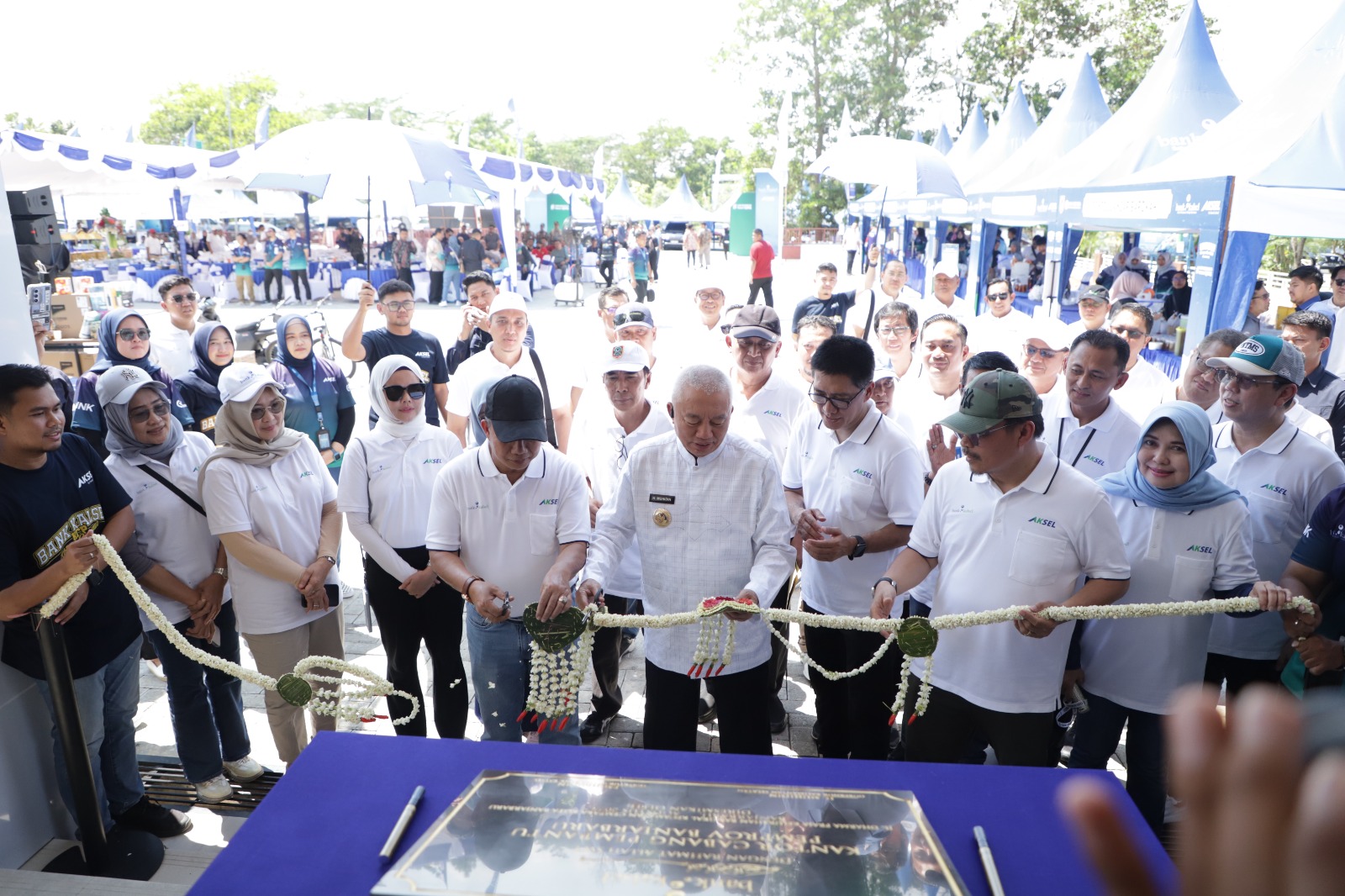 GUNTING KEMBANG: Gubernur Kalsel, H Muhidin meresmikan Kantor Baru KCP Bank Kalsel di Perkantoran Pemprov Kalsel di Banjarbaru, Jumat (10/10/2025).