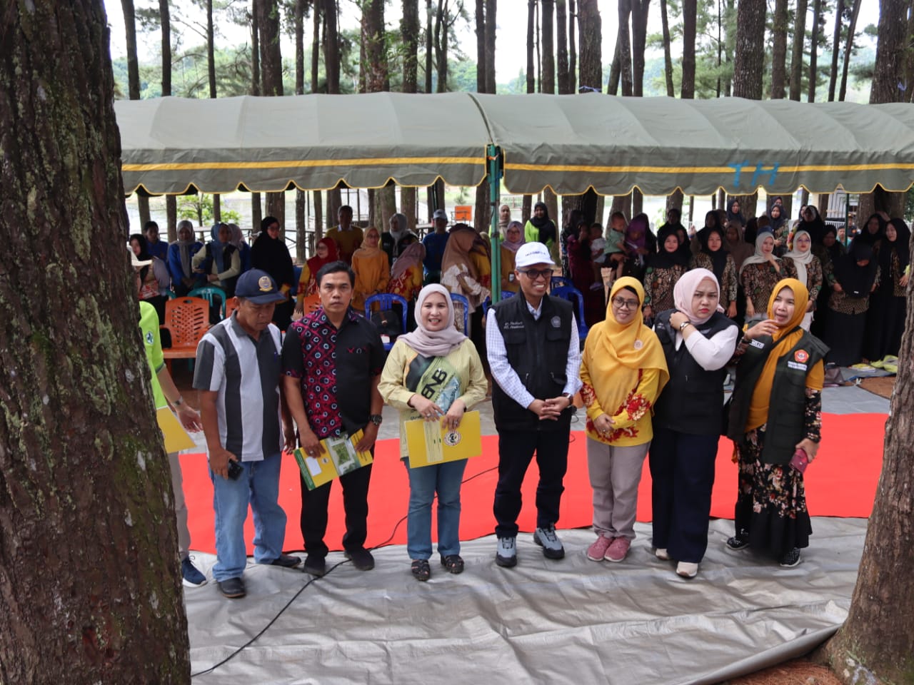 ABADIKAN MOMEN: Para akademisi FKIK ULM berfoto bersama di acara bakti sosial (baksos) kesehatan di Pulau Pinus 2, Desa Tiwingan Baru, Kecamatan Aranio, Kabupaten Banjar, Sabtu (11/10/2025).
